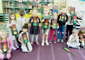 Dzieci trzymają w rękach gotowe sygnalizatory świetlne